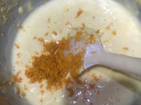 加入橙皮，再次翻拌匀。