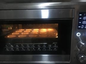 东菱烤箱180度，上下火预热3分钟后放入中下层烘烤25分钟