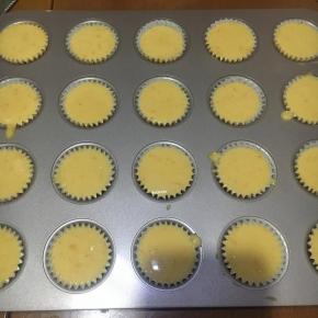 模具垫上同型号的纸杯，倒入蛋糕糊，正好20个，九分满，不多不少。