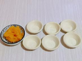 准备食材，菠萝酱提前熬好的，菜谱已分享，可以点击全部菜谱中翻看这个菠萝酱。