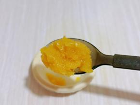 一个蛋挞皮中盛上一小勺菠萝酱。（不要太多）