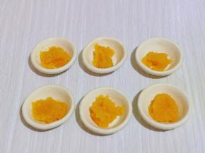 蛋挞皮中依次盛入菠萝酱。