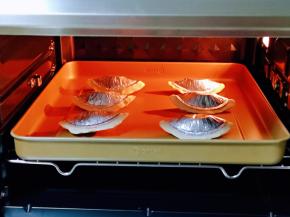 将烤盘入烤箱中层。