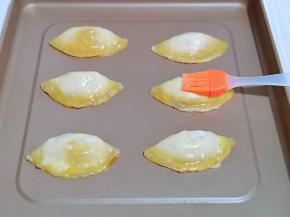 每个芒果酥胚均匀刷上蛋液。