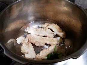 先将肥肠洗净放入高压锅，加入适量清水和小葱生姜压20分钟后捞出。