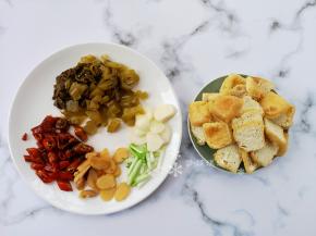 将各种配菜切成如图所示。