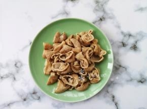 肥肠压好后切成小段备用。