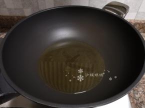 热锅倒油烧至八成热。