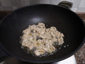 放入肥肠煸干水份。