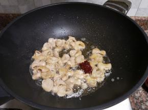 放入一勺豆瓣酱翻炒出香味来。