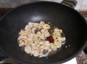 放入一勺豆瓣酱翻炒出香味来。