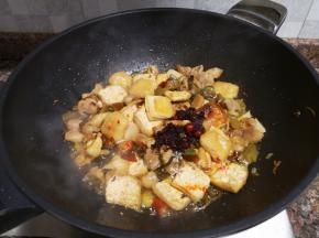 放入一勺老干妈油辣椒翻炒片刻。