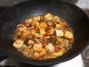 倒入适量清水大火煮开转小火煮至汤汁浓稠即可出锅。