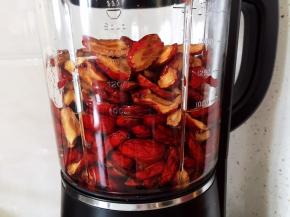红枣放入破壁机中，添加适量清水