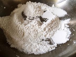 糯米粉放入锅中，用小火慢慢炒至发黄