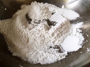 糯米粉放入锅中，用小火慢慢炒至发黄