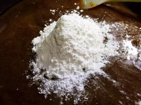 放入炒熟的糯米粉