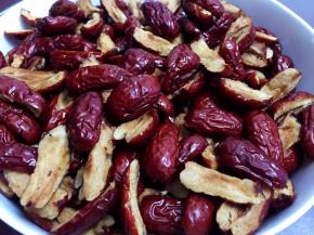 红枣洗净，去核（一定要去除干净）