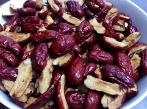 红枣洗净，去核（一定要去除干净）