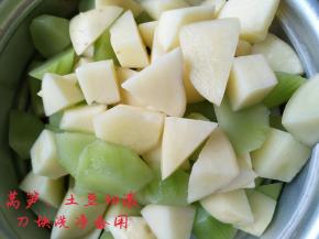 莴笋、土豆切滚刀块