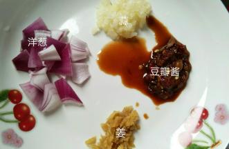 姜，蒜切末，洋葱切小块
