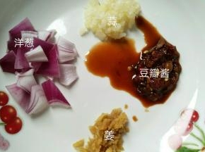 姜，蒜切末，洋葱切小块