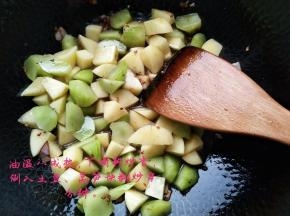 油温八成热，下盘中的调料炒香，倒入土豆、莴笋块翻炒半分钟
