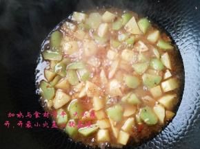 加水与食材齐平，大火烧开，转小火盖上盖焖煮