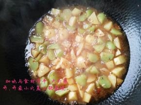 加水与食材齐平，大火烧开，转小火盖上盖焖煮