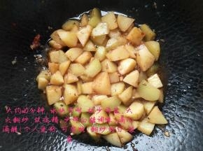 约20分钟，放入少许盐，大火翻炒，加入鸡精、白糖调味，滴几滴醋翻炒均匀，起锅勒。