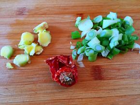 葱切碎，生姜切片