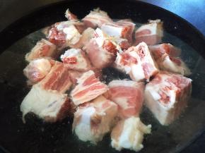 排骨洗净，凉水下锅焯去血沫