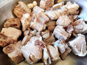 排骨捞出洗净沥干水分