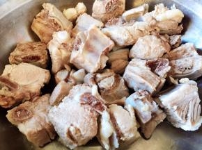 排骨捞出洗净沥干水分