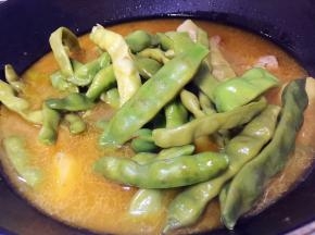 放豆角继续炖至排骨熟透