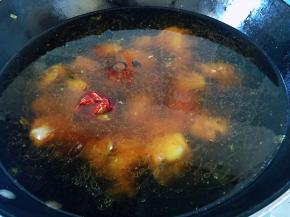 添水没过排骨（最好多一些），大火烧开转中火炖至排骨8分熟