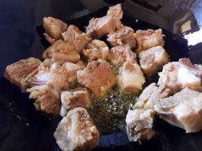 油锅烧热，放入排骨翻炒片刻