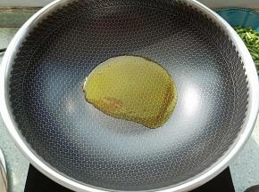 锅中倒油