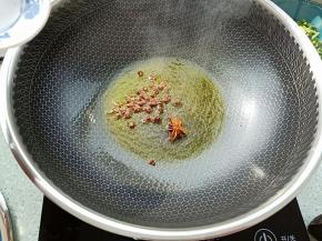 油热后放入花椒，八角爆香