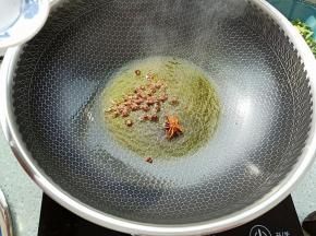 油热后放入花椒，八角爆香