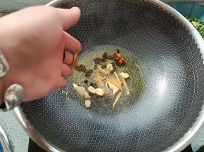 加入蒜和生姜爆香