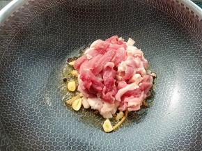 放入猪肉片