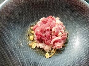 放入猪肉片