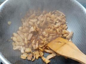 炒至猪肉变色后加盐，生抽，料酒翻炒均匀