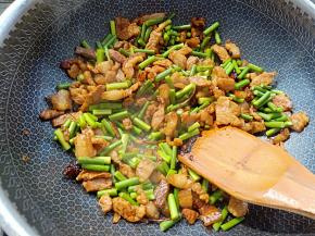 猪肉炒至6分熟时加入蒜苔翻炒2分钟，然后倒入适量开水，盖上锅盖闷2分钟(今天用的这个炒锅是新思特的不锈钢不沾炒锅，聚热性能特别好，受热也均匀而且还少油烟，这也是我炒菜成功的秘诀)