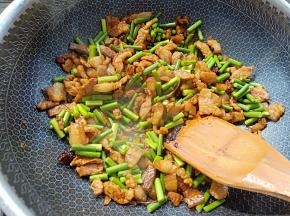 猪肉炒至6分熟时加入蒜苔翻炒2分钟，然后倒入适量开水，盖上锅盖闷2分钟(今天用的这个炒锅是新思特的不锈钢不沾炒锅，聚热性能特别好，受热也均匀而且还少油烟，这也是我炒菜成功的秘诀)