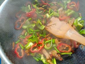 然后将切好的青红椒放入锅中翻炒几下