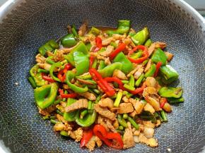 最后加入蚝油，海鲜酱，翻炒几下就可以出锅了