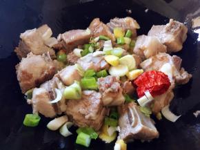 放入葱姜红辣椒