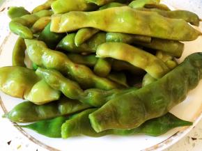 豆角洗净，开水焯烫一分钟